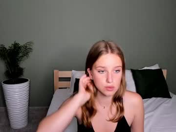 girl
        grace_barton cam image #104224