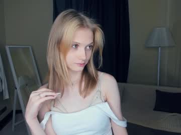 girl
        maidagentile cam image #183722