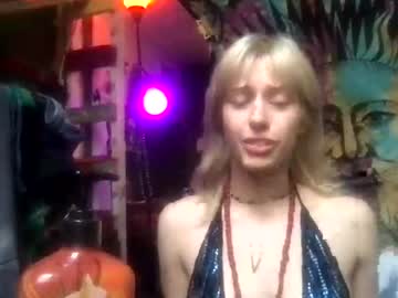 girl
        ellispierce cam image #73927