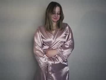 girl
        moon_milking cam image #129562