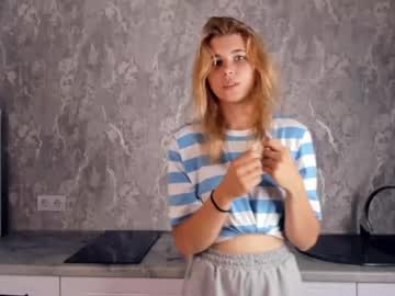 girl
        gillianengelby cam image #184042