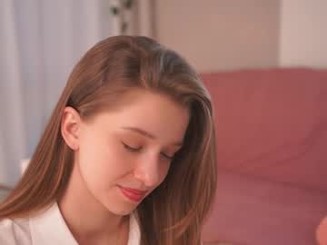 girl
        little_poetry cam image #242317