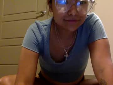 girl
        rleah832 cam image #194567