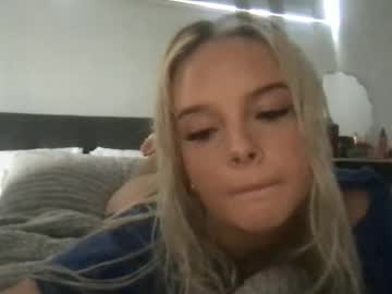 girl
        zoe_live cam image #184162