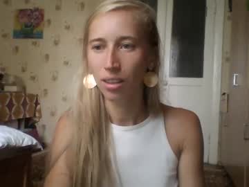 girl
        northfey cam image #109279