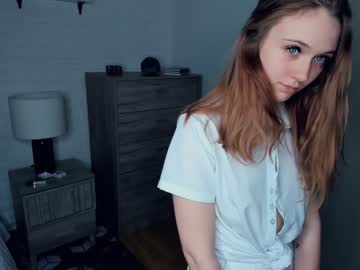 girl
        caressing_glance cam image #147818
