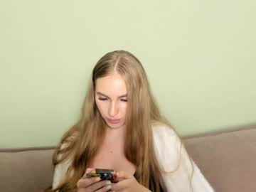 girl
        insemness cam image #191080