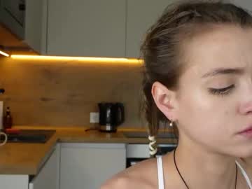 girl
        piranha_69 cam image #174065