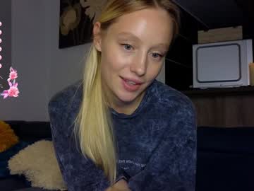 girl
        white_lime cam image #182580