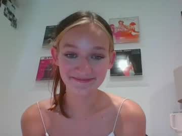 girl
        avabear8 cam image #185387