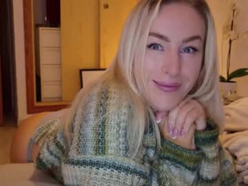 girl
        christinasiemone cam image #215423