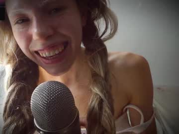 girl
        radiant_ada cam image #195936