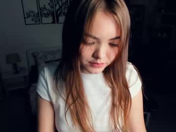 girl
        noise_of_silence cam image #193984