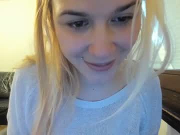 girl
        mia________ cam image #34444