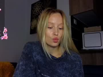girl
        white_lime cam image #182552