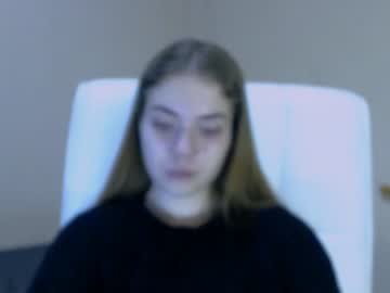 girl
        zoey_deuttch cam image #58847