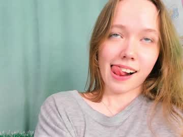 girl
        fly_best cam image #224948