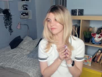 girl
        summer_lilac cam image #196869