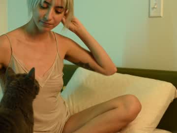 girl
        lizmreow cam image #36371