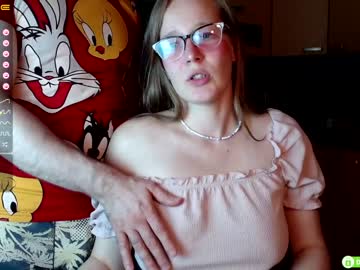couple
        wolfy_foxy cam image #4274