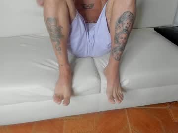 couple Latina Sex Cam with showmewett