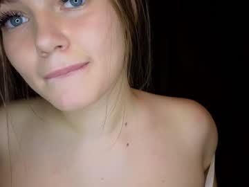 girl
        serena_hall cam image #129390