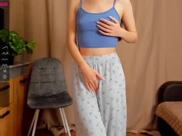 girl
        carolynjacquelins cam image #27032