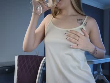 girl
        lorabowman cam image #216351