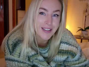 girl
        christinasiemone cam image #215412