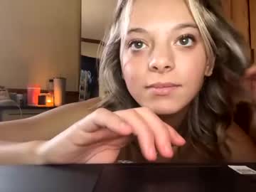 girl
        lily_marieee cam image #60521