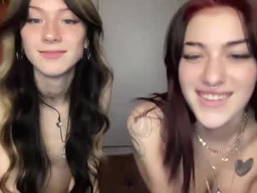 girl
        kimandcleo cam image #221552