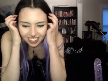 girl
        runacrow cam image #85339