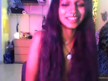 girl
        mon3ytr33 cam image #218119