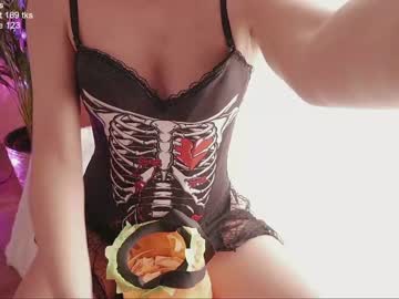 girl
        clementine__ cam image #8613