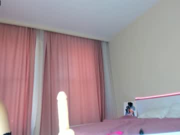 girl
        sia_moon cam image #85245